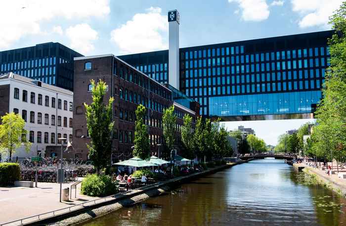 Luchtfoto van studenten op de Roeterseilandcampus