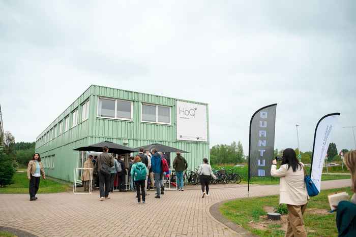 Deelnemers verzamelen zich voor de opening van HoQ Amsterdam. Foto: Rebekka Mell.